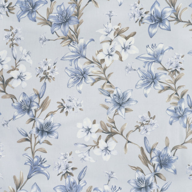 Tissu Coton Grandes Fleurs de Lys Bleues Fond Bleu Pastel | Laize 1m55