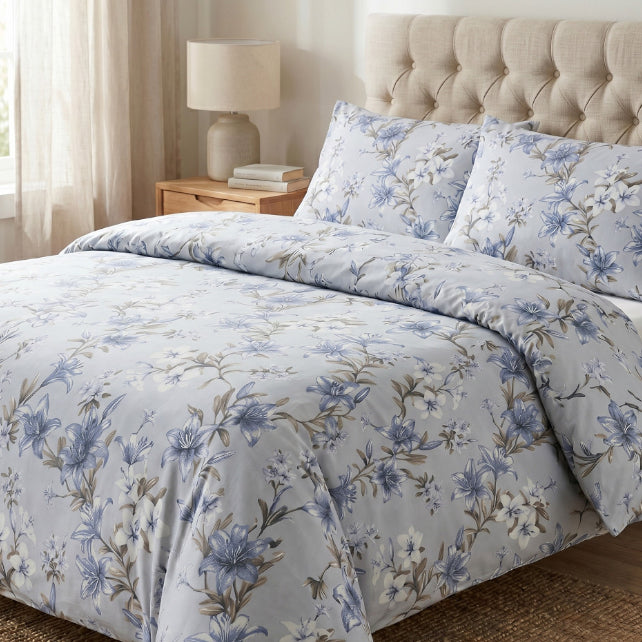 Tissu Coton Grandes Fleurs de Lys Bleues Fond Bleu Pastel | Laize 1m55