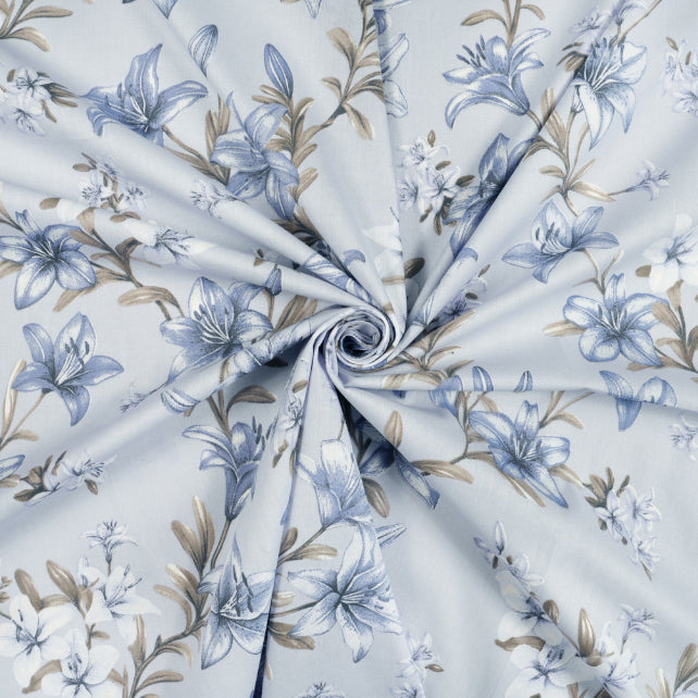Tissu Coton Grandes Fleurs de Lys Bleues Fond Bleu Pastel | Laize 1m55