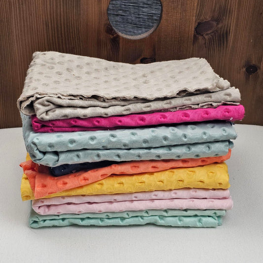 8 Coupons de Tissu Minky à Pois | Minimum 50cm x 50cm | Coloris aléatoires