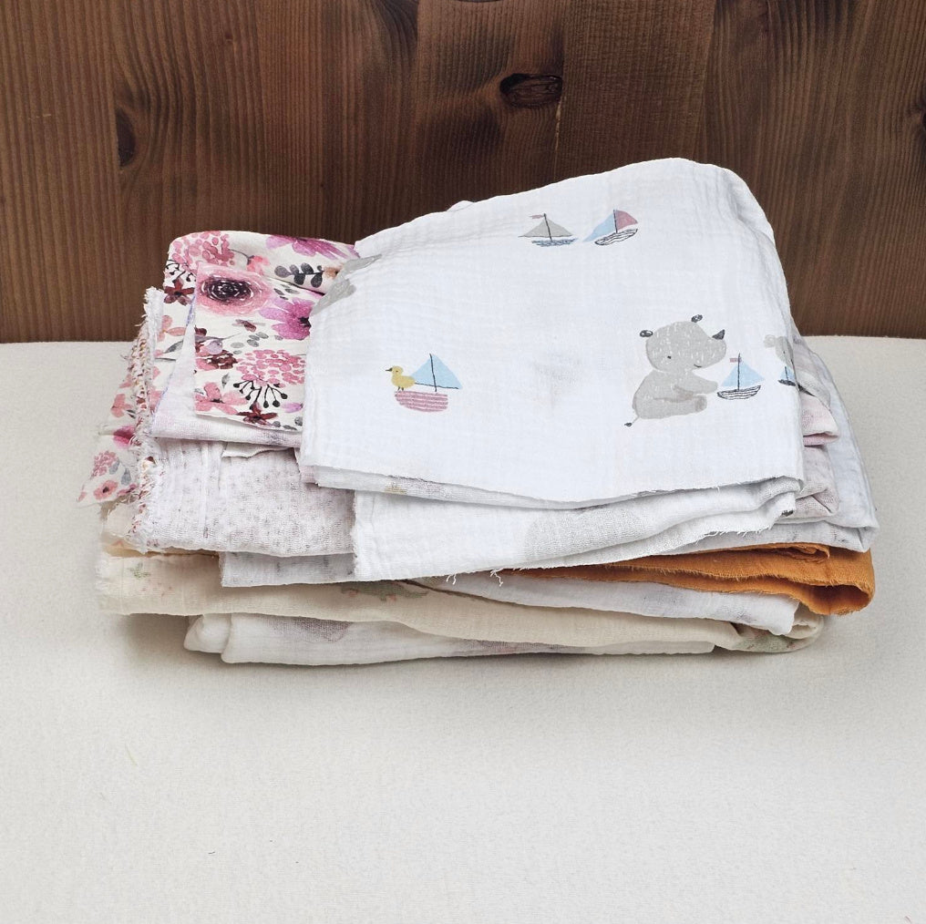 Lot de 12 Coupons de Double Gaze de Coton Imprimés | Minimum 30cm x 30cm | Coloris aléatoires