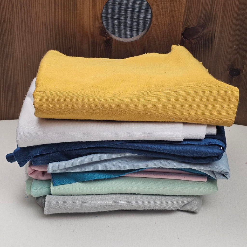 Lot de 8 Chutes de tissu Minky Lisse | Minimum 50cm x 50cm | Coloris aléatoires