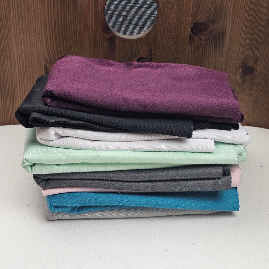 Lot de 8 Chutes de tissu Minky Lisse | Minimum 50cm x 50cm | Coloris aléatoires